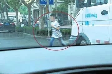 一个不留神吓你一大跳 到底什么叫鬼探头？