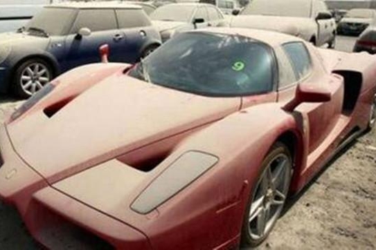 停车场这么多废弃的豪车，长时间无人认领，车主都去哪了？