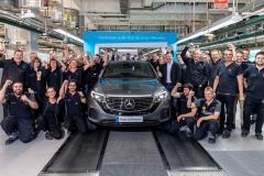 首台EQC德国下线 北京奔驰版年底见