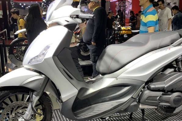 300cc的欧系踏板比亚乔BEVERLY S 300亮相，预计年底上市