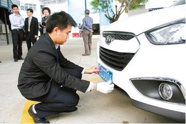 车管所上牌只要一百多，而4S店却要好几千，自己上牌真的很难吗？