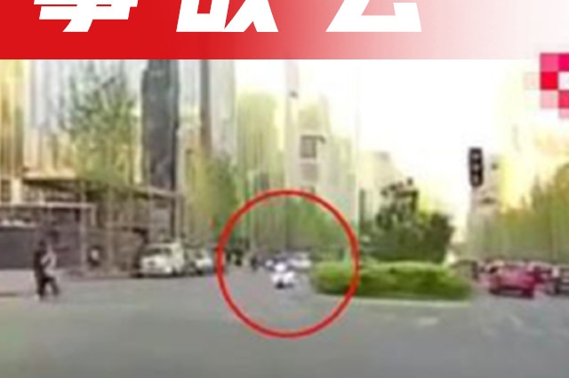 女司机或已上诉！拐弯时被摩托撞上，反要赔13万，网友炸开了锅