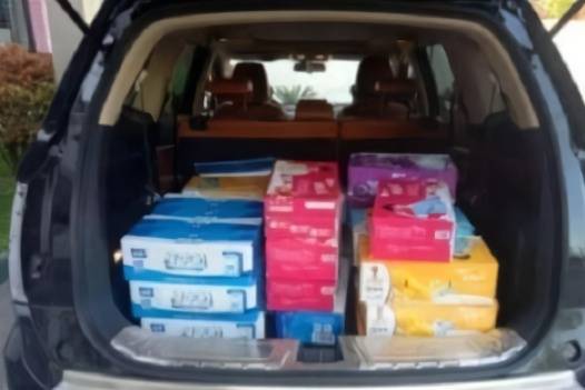 车主：我的车为啥不能装自己的东西？买几箱饮料放后备箱却被罚了