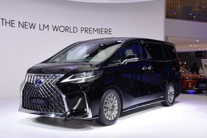 埃尔法进阶车，4/7座布局，后排26寸显示屏，油电混动，或需加价