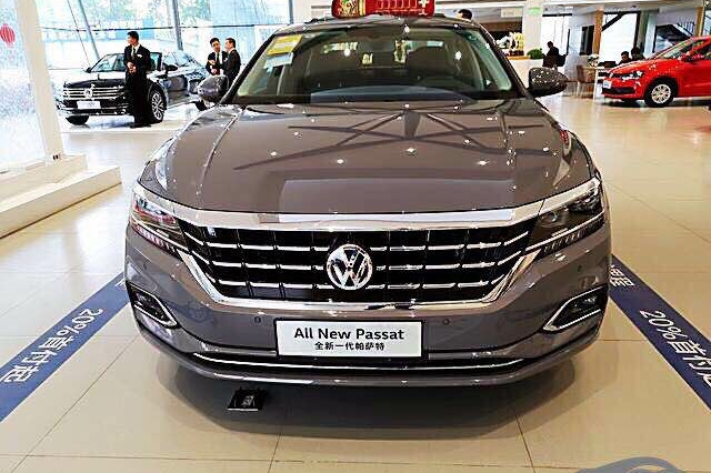 到店对比|20万元预算买雅阁还是帕萨特？看完就不愁了