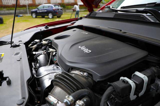 全新Jeep指南者1.3T对比大众途岳 小排量的竞赛 更是家用车的比拼