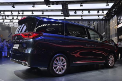 这台MPV真亲民，车长5米卖17.68万，配电动侧滑门碾压埃尔法