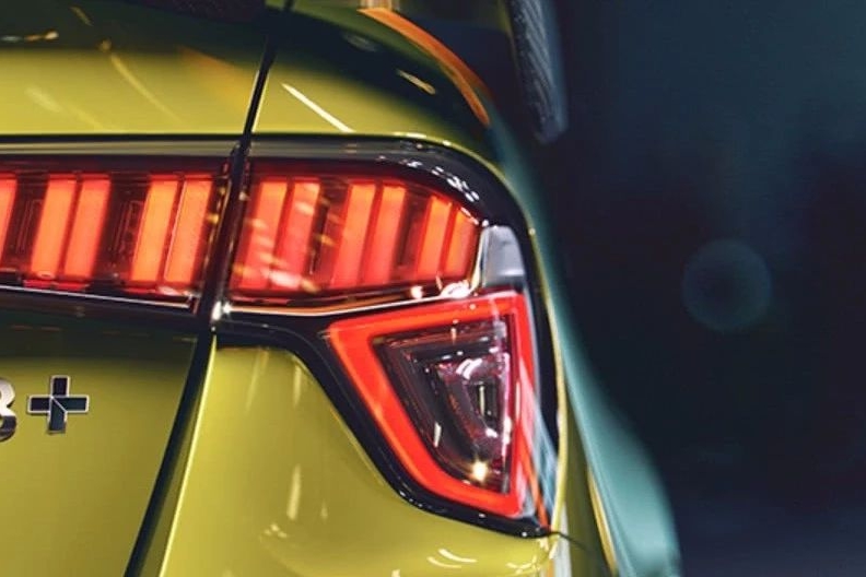 不用电机“作弊”，5.9秒破百，堪称国产纯燃油性能钢炮的开创者