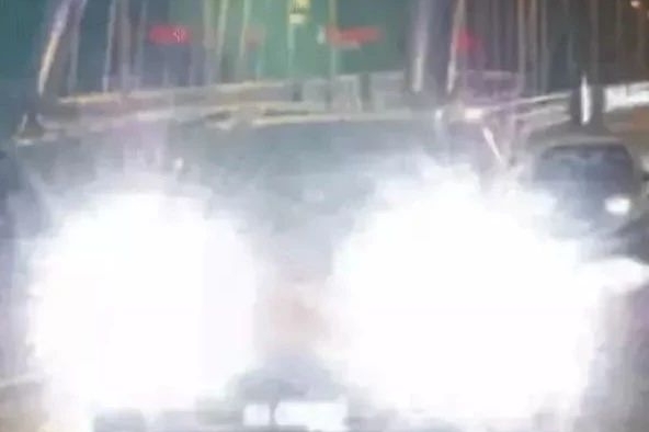 乱开“远光灯” 罚额升至1000元！你觉得够严了不？