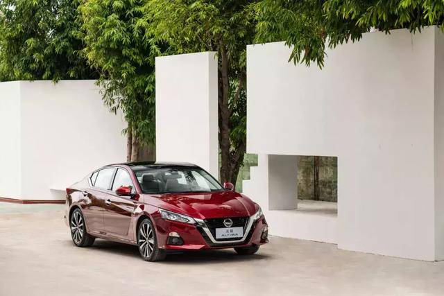 征战中级车的军团，日产麾下的第七代天籁