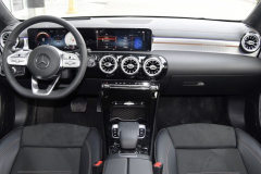 奔驰这次可真够良心的，新车不足22万配双屏，宝马和奥迪有压力