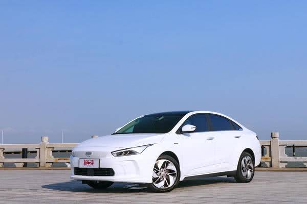 几何A首试：内饰设计独特，配置很有意思