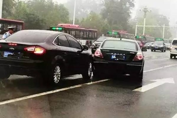 如何对付开车恶意加塞的人？记住这样做，让他们门都没有