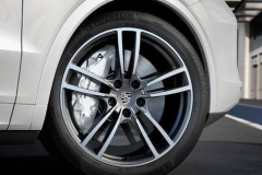 全新卡宴终于来了，扭矩压榨784牛米，3.7秒破百堪比911