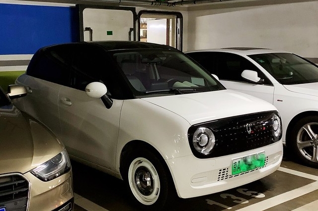 又遇到一辆有态度的欧拉R1，真好看，喜欢的请打1