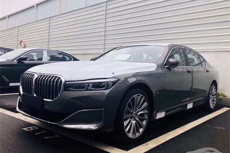 第六代中期改款宝马7系到店实拍 比临近换代的奔驰S的确更霸气