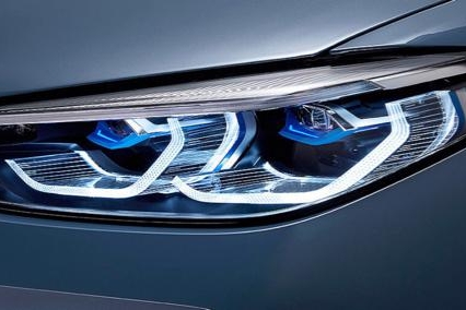 对飙保时捷，却装柴油机，最高车速差太远，看不懂的宝马The 8