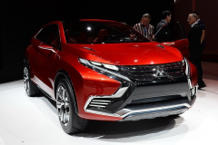 三菱终于发威了，首款混动SUV总算亮相，油耗3.6升破百3秒