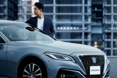 丰田真的急了，推出15代皇冠匹敌BBA，油耗4升有望2025年量产