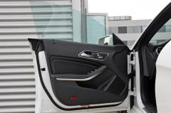 奔驰终于不贵了，23万的轿跑享受S级双屏，还看奥迪A3？