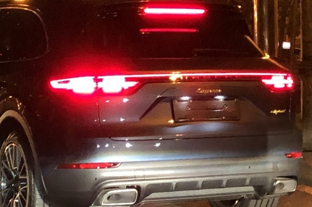 保时捷这个新屁股，晚上很好认。