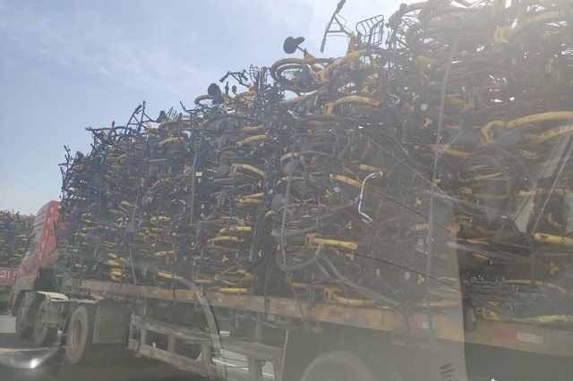 从小时候到现在，从来没见过这么多自行车堆在一起，还都是同品牌的。不知为啥，我只觉得可惜。