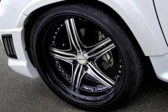 想开它还得努力，越野性能比陆巡还强悍，5.7升V8动力堪称越野王