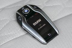 百万SUV，宝马终于有了新选择，双肾变成大鼻孔！