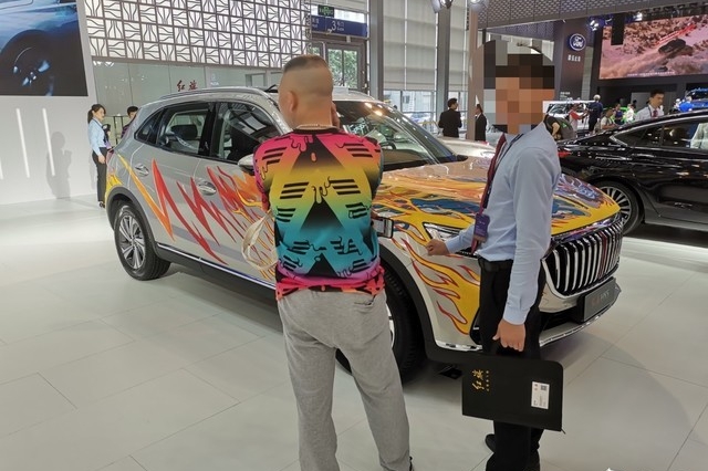 大哥你这衣服和这辆车还挺配