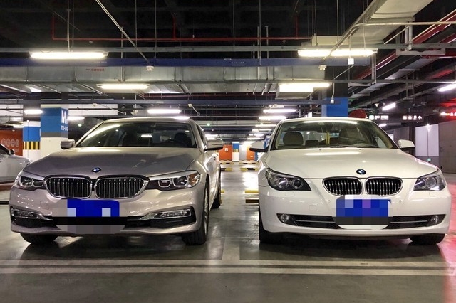 巧遇，合影。那个年代的鼻孔比现在小很多，不过大灯线条还是很飘逸的。