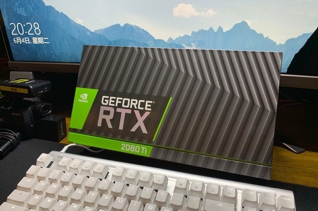 给朋友带了块卡，尽管不是自己的，但对于直男来说，打开盒子刹那依然很爽啊！