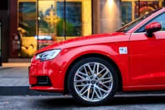 奥迪终于亲民了，上市1年后直降至16万，宝马3系有压力了