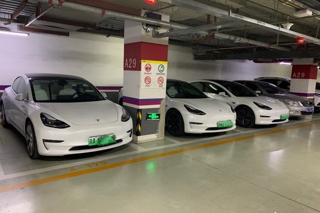 今天出门剩余续航410，办了一天事，剩下140续航……休假比上班还忙……到了晚上，赶紧带家人吃饭，一停车，嚯！！这也太巧了！！