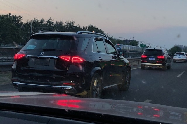 最近密集在路上看到好几次新GLE，都是350，看来不管咱怎么说，真正买的时候还是2.0T香。