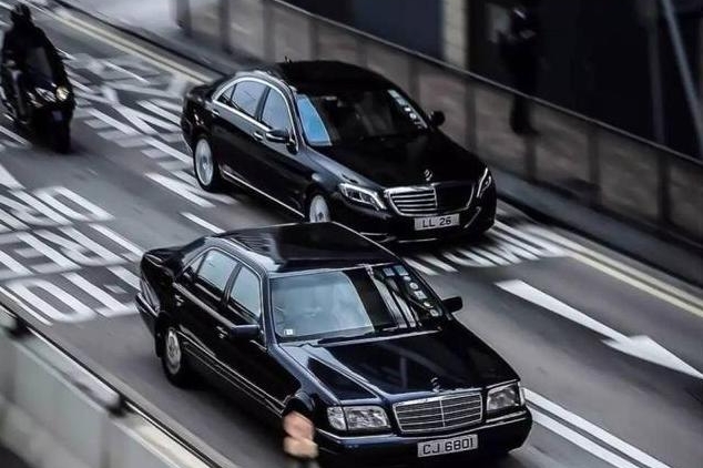 小伙8千拿下“虎头奔”，喷上骚红色车漆，如今8万都不卖