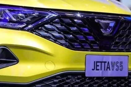 捷达首款SUV到店，看到车尾的几个字后，网友表示：大众太狡猾了