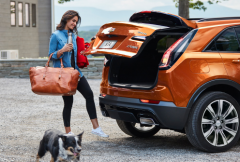 凯迪拉克最便宜的SUV，上市就降4万，2.0T+237马力，仅21.97万