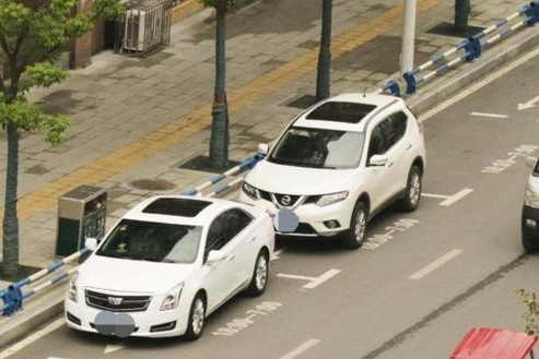 同是停一个地方，为什么旁边车位的车没开罚单
