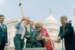 国人抵制日货不理智？美国人曾经更疯狂，这家本土车企还牵手日企