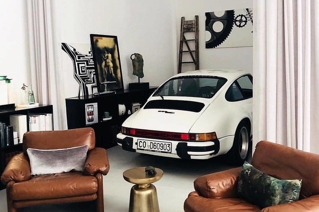 你身边朋友开的车里，哪台车年头最久？是什么车呀~