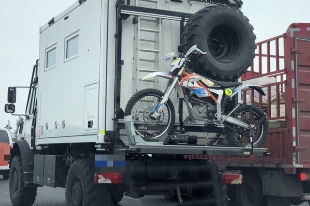 这车是真的高，比旁边的货车还高。