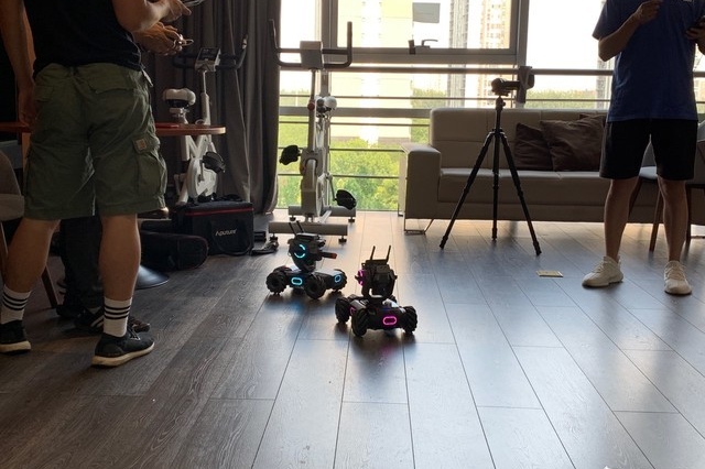 正在拍大疆机甲大师S1韩路体验，还是挺有意思的一个产品。图4是回血牌。