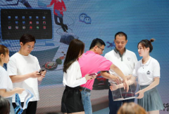 听过”买发动机送车、买沙发送车“，但是你见过买手机送车吗？