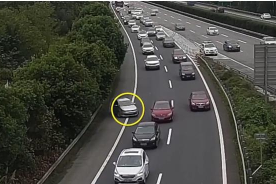 最任性女司机，高速路上强行掉头逆行，交警：你简直无法无天！