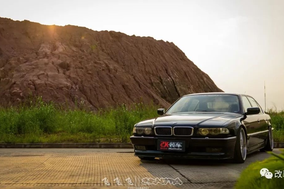 25年车龄老宝马改成大王姿态，静卧的它却是一台12缸猛兽！