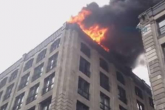 消防车遇到犟车主，为了接女朋友不肯让道，网友：也是没谁了