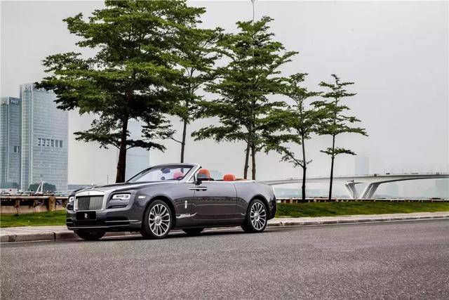 不请司机，几百万买来的劳斯莱斯，当然自己开才爽