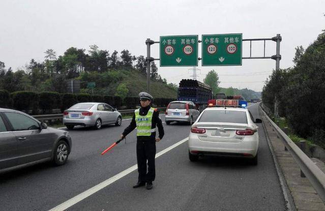 高速罚款大坑，限速120突然跳转限速70，还该不该踩刹车？