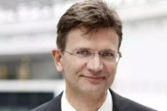 汽车大佬“打脸”系列：嘴上说不看好纯电动，身体却很诚实......