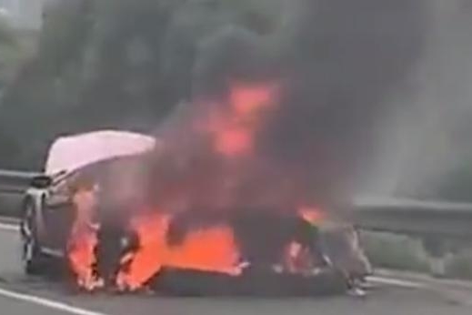 夏天高温开车，一定要带上这几样东西，关键时刻能救命